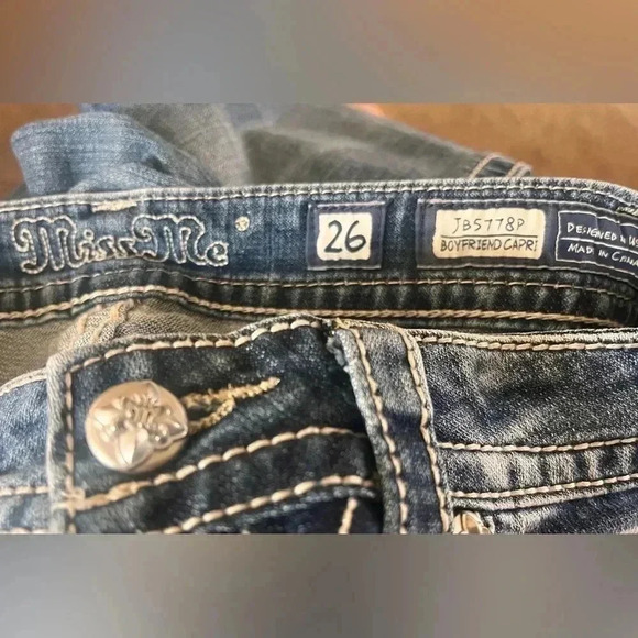 Miss Me Boyfriend Capri Jeans - Picture 5 of 6